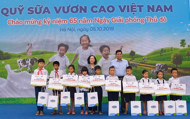 Trưởng ban Dân vận Trung ương Trương Thị Mai, cùng lãnh đạo TP Hà Nội trao học bổng, sữa cho học sinh khó khăn học giỏi của trường Tiểu học Tiên Dược B, Sóc Sơn.