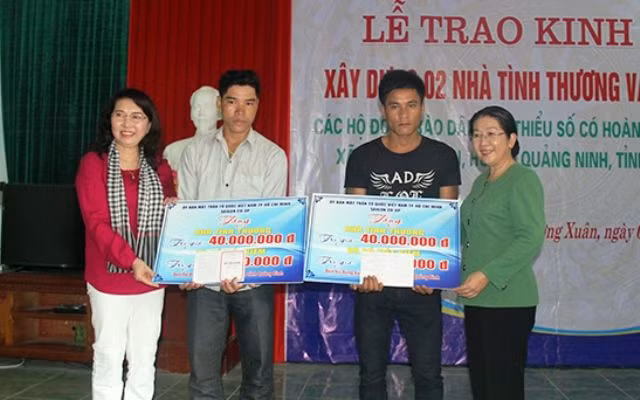 Ðại diện đoàn công tác Mặt trận Tổ quốc TP Hồ Chí Minh trao kinh phí hỗ trợ hai hộ khó khăn ở xã Trường Xuân, huyện Quảng Ninh (Quảng Bình).