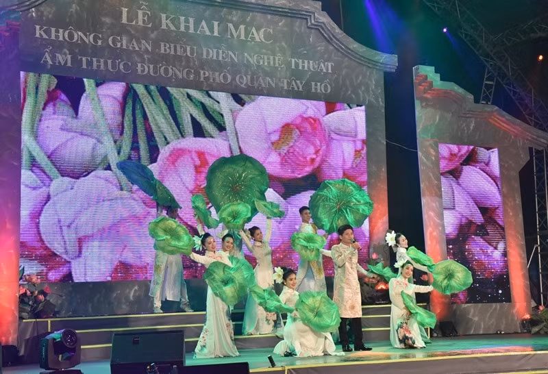 Chương trình biểu diễn nghệ thuật đặc sắc trong đêm khai mạc phố đi bộ Trịnh Công Sơn.