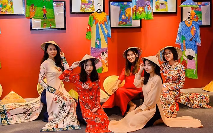 Trình diễn trang phục áo dài truyền thống tại Trung tâm Triển lãm văn hóa nghệ thuật Việt Nam.