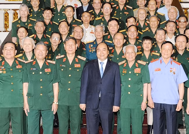 Thủ tướng Nguyễn Xuân Phúc với các cựu chiến binh. Ảnh: TRẦN HẢI