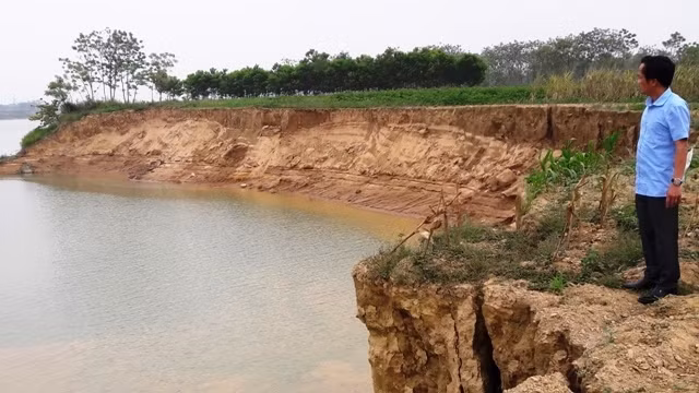 Cán bộ xã Thiệu Đô lo lắng trước tình trạng lở bãi bồi.