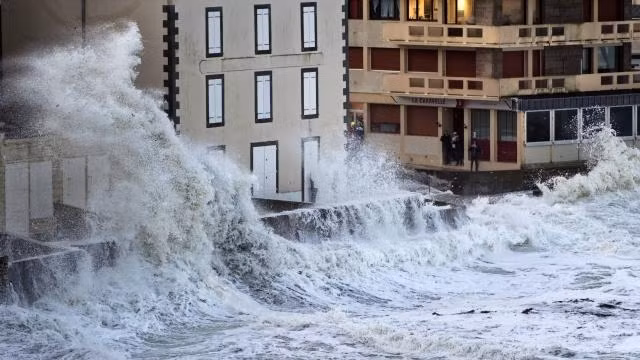 Bão Eleanor gây sóng biển dâng cao tại Saint-Malo. Ảnh: Ouest-France.