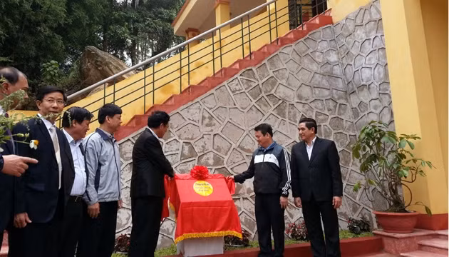 Bộ trưởng Phạm Vũ Luận khánh thành nhà công vụ giáo viên ở Bản Khoang.