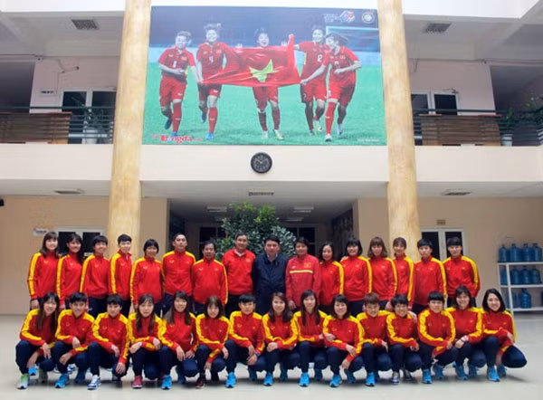 Các thành viên đội tuyển nữ quốc gia chụp hình lưu niệm với Tổng thư ký VFF Lê Hoài Anh trước giờ lên đường.