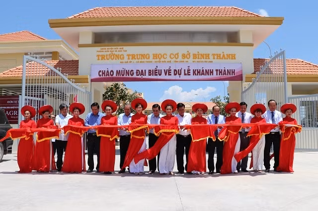 Các đại biểu cắt băng khánh thành Trường THCS Bình Thành.