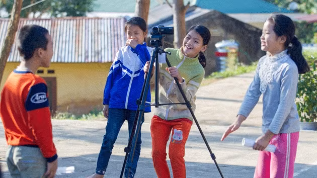 Các em nhỏ tham gia làm phim về chủ đề “Bước tiến nhỏ cho những thay đổi lớn” (Ảnh: Childfund Việt Nam).
