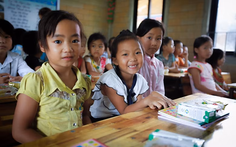 Ðã là năm thứ ba, những đứa trẻ vùng cao được học trong một ngôi trường đẹp như một bông hoa rừng. Ảnh: VŨ SƠN