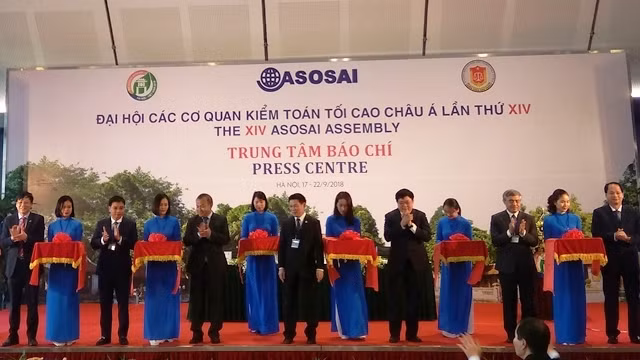Các đại biểu cắt băng khai trương Trung tâm báo chí.