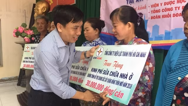 Trao kinh phí hỗ trợ sửa chữa nhà cho các hộ dân có hoàn cảnh khó khăn tại xã đảo Thạnh An. 
