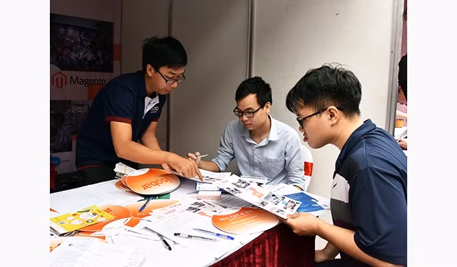 Tư vấn, hướng nghiệp cho sinh viên trong Ngày hội việc làm công nghệ năm 2018 tại Hà Nội. Ảnh: MINH HÀ