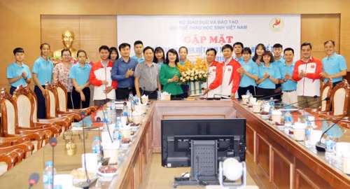 Thứ trưởng GD-ĐT Nguyễn Thị Nghĩa gặp mặt đoàn trước khi lên đường thi đấu (Ảnh: Báo Giáo dục và Thời đại)