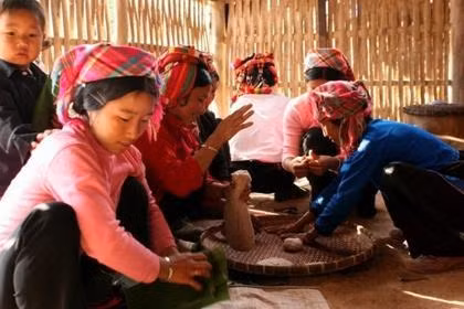 Người Hà Nhì ở A Pa Chải làm bánh dày truyền thống chuẩn bị đón Tết cơm mới.
