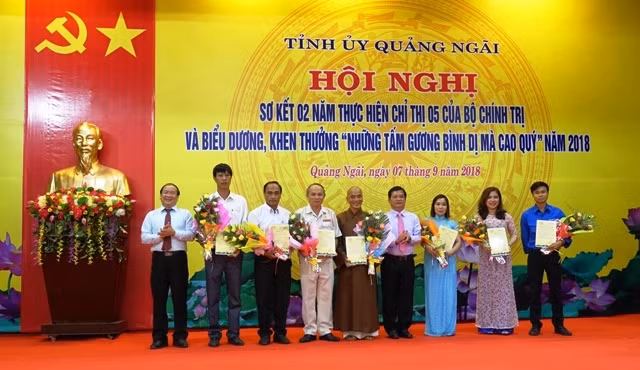 Lãnh đạo tỉnh biểu dương các tập thể, cá nhân là “Những tấm gương bình dị mà cao quý” năm 2018.
