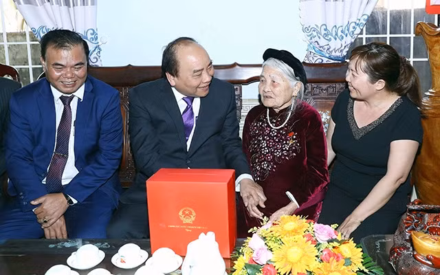 Thủ tướng Nguyễn Xuân Phúc đến thăm và tặng quà Mẹ Việt Nam Anh hùng Nguyễn Thị Ðơm (tại xã Ea Tiêu, huyện Cư Kuin). Ảnh: THỐNG NHẤT (TTXVN)