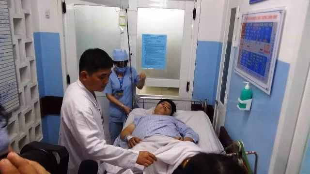 Một nạn nhân đang được cấp cứu, điều trị tại Bệnh viện Nhân dân Gia Định.
