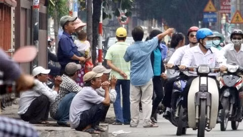Đội ngũ “cò” ở BV Da Liễu đang đợi bắt khách. (Ảnh minh họa: thethaovanhoa.vn)