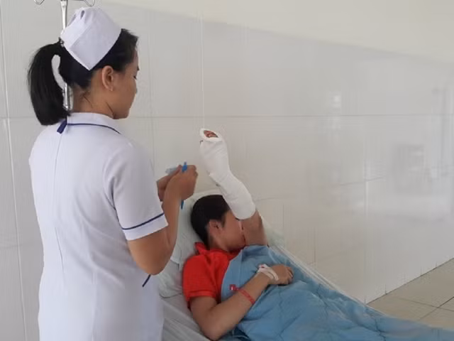 Nạn nhân Trang đang điều trị tại Bệnh viên đa khoa Thiện Hạnh.