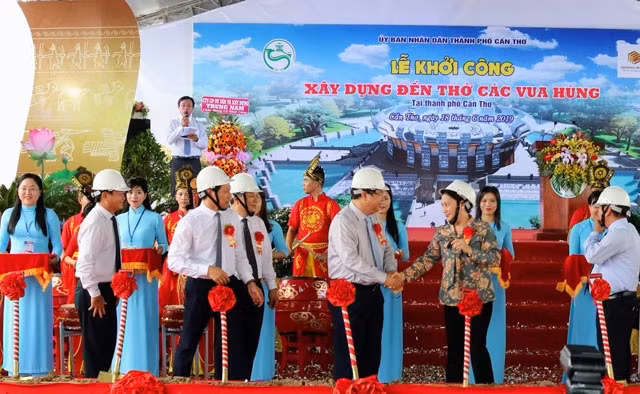 Chủ tịch Quốc hội Nguyễn Thị Kim Ngân dự lễ khởi công. 