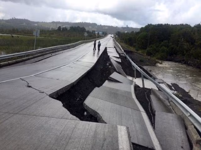 Con đường bị phá hủy sau trận động đất tại Tarahuin, đảo Chiloe, miền nam Chile, ngày 25-12-2016. (Ảnh: Reuters)