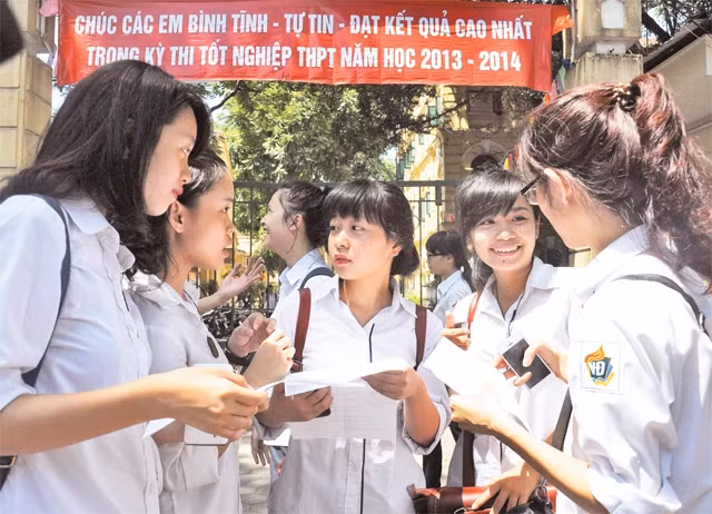 Những thay đổi của kỳ thi THPT quốc gia 2015 khiến không ít học sinh và phụ huynh cảm thấy lo lắng. Trong ảnh: Các thí sinh sau khi kết thúc môn thi tại Hội đồng thi Trường THPT Việt Đức. Ảnh: NGỌ