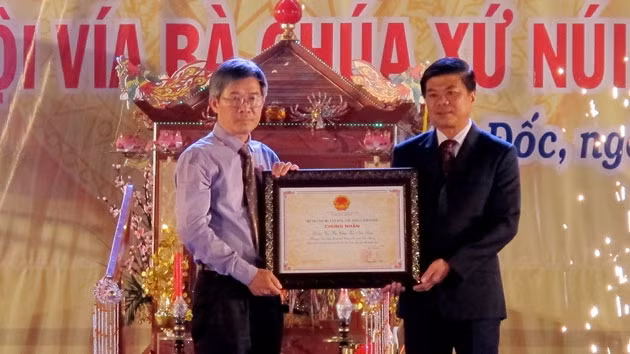 Đại diện Bộ VH, TT và DL trao bằng công nhận cho lãnh đạo địa phương.