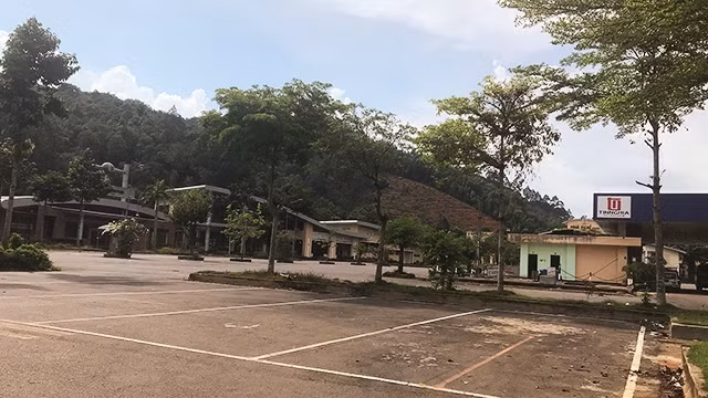 Cảnh hoang tàn tại Trạm dừng xe Tân Phú.