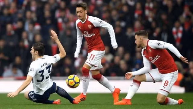 M. Ozil (giữa) chơi xuất sắc trong trận Arsenal thắng Tottenham 2-0.