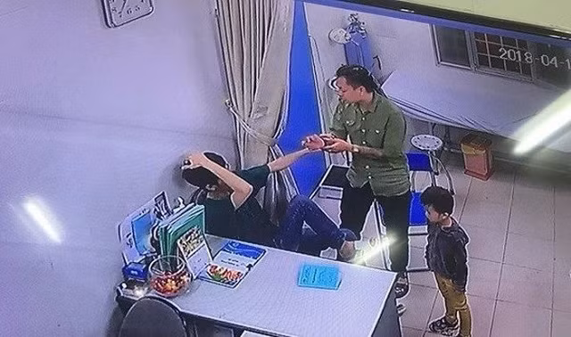 Hình ảnh vụ tấn công do camera ghi lại.
