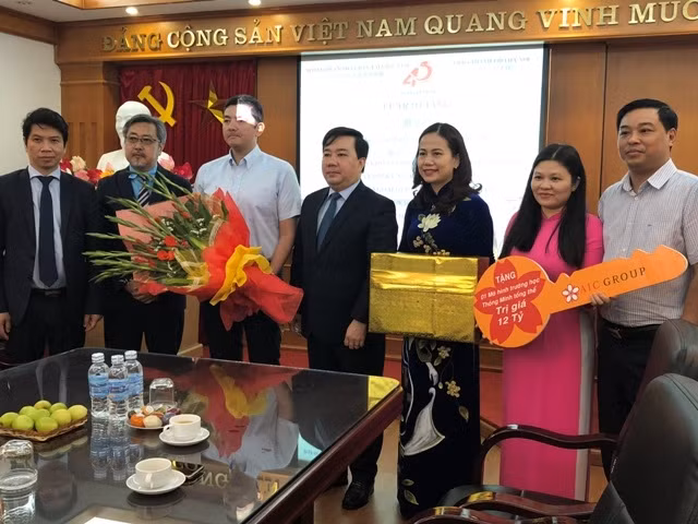 Đại diện Hiệp hội Văn hóa quốc tế Nhật Bản Wanokai trao tặng hệ thống giải pháp trường học thông minh.