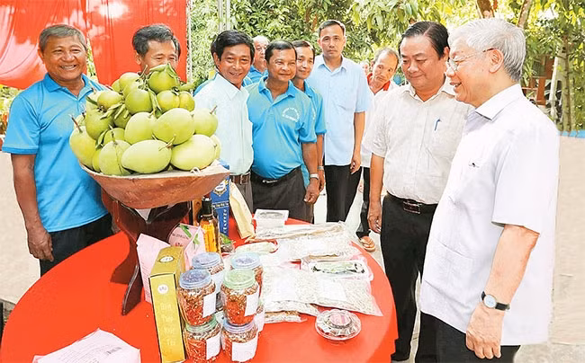 Tổng Bí thư Nguyễn Phú Trọng xem sản phẩm nông nghiệp tại Tâm Quê Hội quán (xã Tân Thuận Tây, TP Cao Lãnh). Ảnh: TRÍ DŨNG (TTXVN)