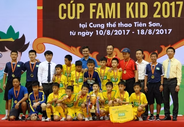 Đội Sông Lam Nghệ An nhận Cúp vô địch.