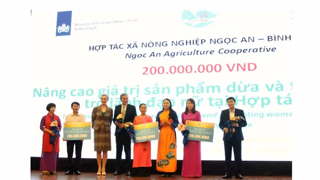 Trao vốn hỗ trợ hợp tác xã và doanh nghiệp từ các nhà đồng hành.