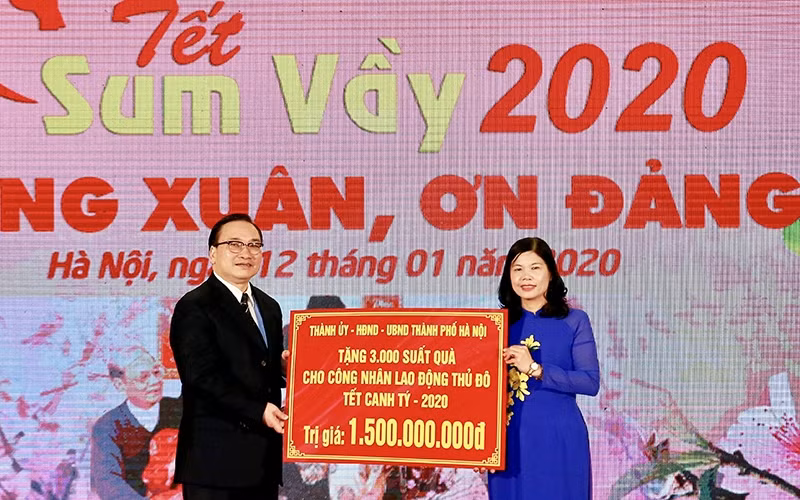 Bí thư Thành ủy Hà Nội Hoàng Trung Hải trao tặng 3.000 suất quà của Thành ủy, HĐND, UBND thành phố Hà Nội cho công nhân lao động Thủ đô nhân dịp Xuân Canh Tý 2020.