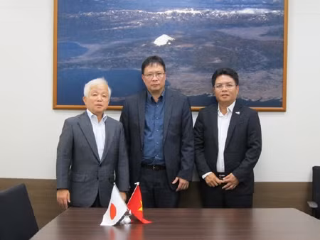 Các nhà khoa học VAST với Giám đốc JACA.