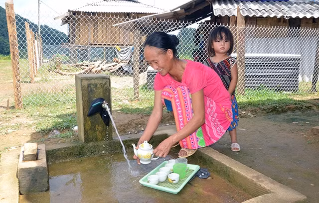 Từ khi chuyển đến khu tái định cư Lẻo Luông (Nhạn Môn, Pác Nặm), các hộ đồng bào dân tộc Mông được sử dụng nước hợp vệ sinh.