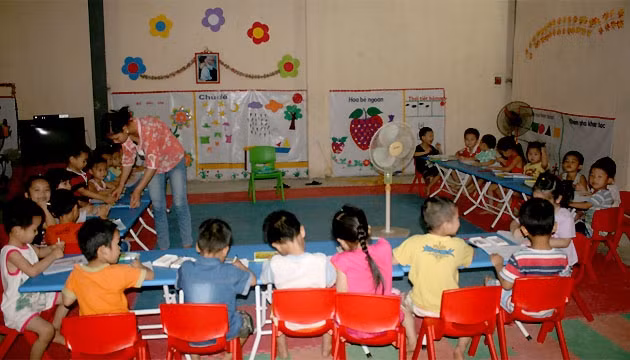 Cô và trò Trường mầm non xã Tử Nê đang phải học ở nhà đa năng của xã với nhiều khó khăn.
