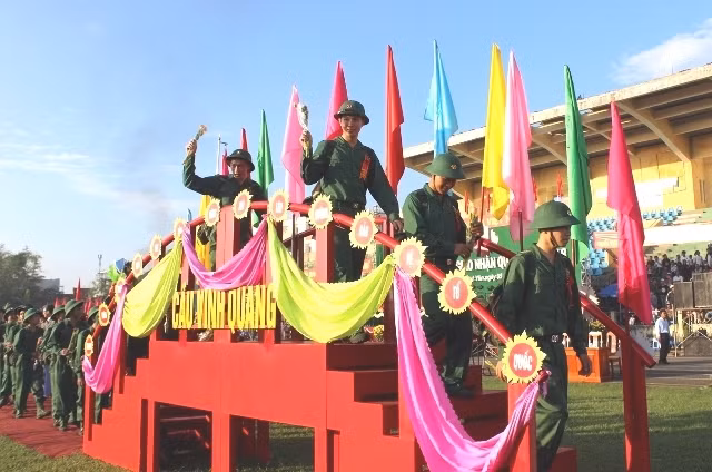 1.850 thanh niên tỉnh Phú Yên lên đường nhập ngũ. (Ảnh: Trình Kế)