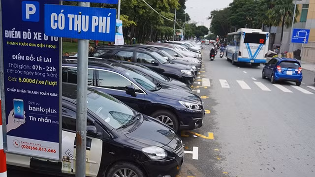 Thu phí đỗ xe vẫn còn nhiều điểm bất cập.