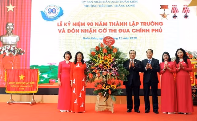 Ủy viên Bộ Chính Trị, Bí thư Thành ủy Hà Nội Hoàng Trung Hải, tặng hoa chúc mừng Trường Tiểu học Thăng Long.