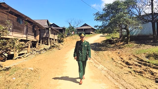 Thiếu tá Lê Văn Đức trên đường về bản để khám, chữa bệnh cho đồng bào dân tộc Pa Cô.