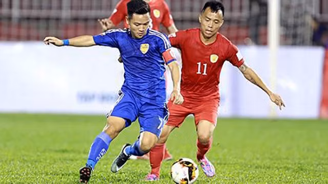 Không vượt qua được Quảng Nam, đội Than Quảng Ninh (áo đỏ) hết cơ hội đua tranh vô địch.