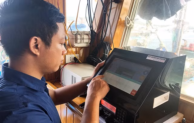 Lắp đặt thử nghiệm thiết bị giám sát hải trình trên tàu cá. 