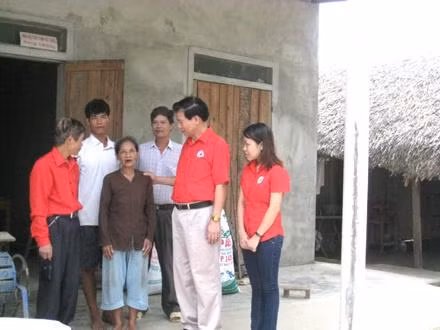 Bà Nguyễn Thị Sen xúc động trước ngôi nhà mới.