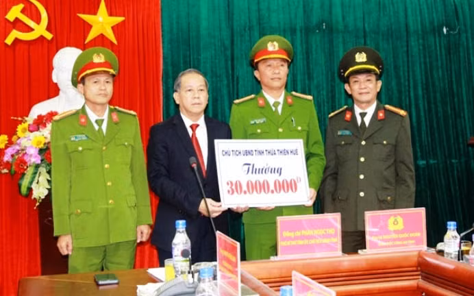 Đồng chí Phó Bí thư Tỉnh ủy, Chủ tịch UBND tỉnh Phan Ngọc Thọ đã trao số tiền 30 triệu đồng kịp thời động viên các lực lượng vừa phá chuyên án ma túy lớn tại TP Huế.