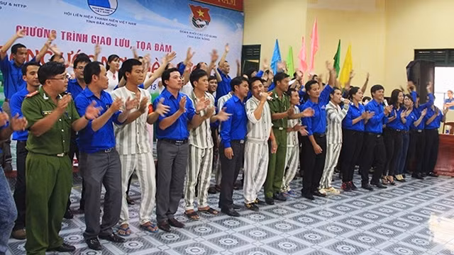 Giao lưu giữa Đoàn thanh niên cơ sở và phạm nhân là một trong những hoạt động ý nghĩa tại các trại giam.