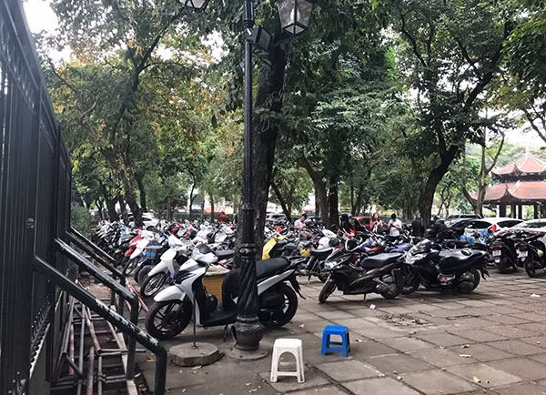 Bãi trông xe không phép tồn tại hàng chục năm trong khuôn viên của khu di tích Văn Miếu - Quốc Tử Giám.