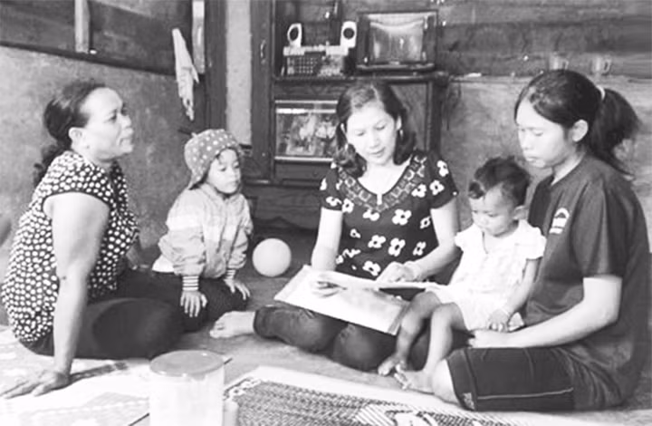 Cán bộ, cộng tác viên dân số huyện Cư M'gar, tỉnh Đác Lắc (ngồi giữa) tuyên truyền về chính sách dân số - kế hoạch hóa gia đình cho người dân. Ảnh: TRUNG DŨNG