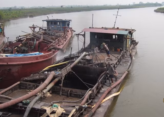 Tàu cát len lỏi trên các tuyến sông ở Hải Dương