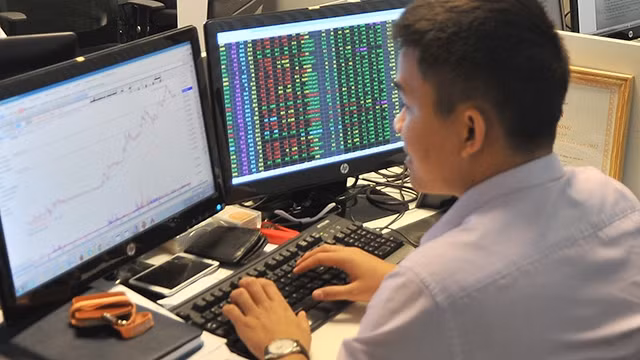 VN Index mất ngưỡng tâm lý 1.000 điểm do lực bán tăng vọt. Ảnh: NG.ANH